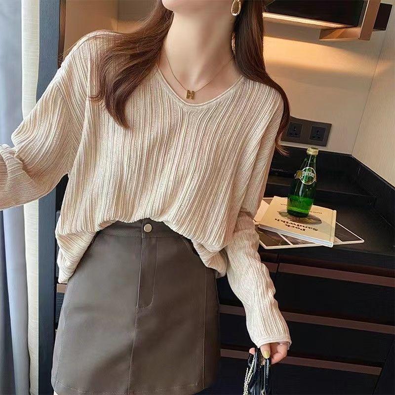 Korean Style Soft V-Neck Knit Sweater for Women - Loose, Lightweight Early Autumn Top S (for 80-95 kg)
Korean Style Soft V-Neck Knit Sweater for Women - Loose, Lightweight Early Autumn Top S (for 80-95 kg)