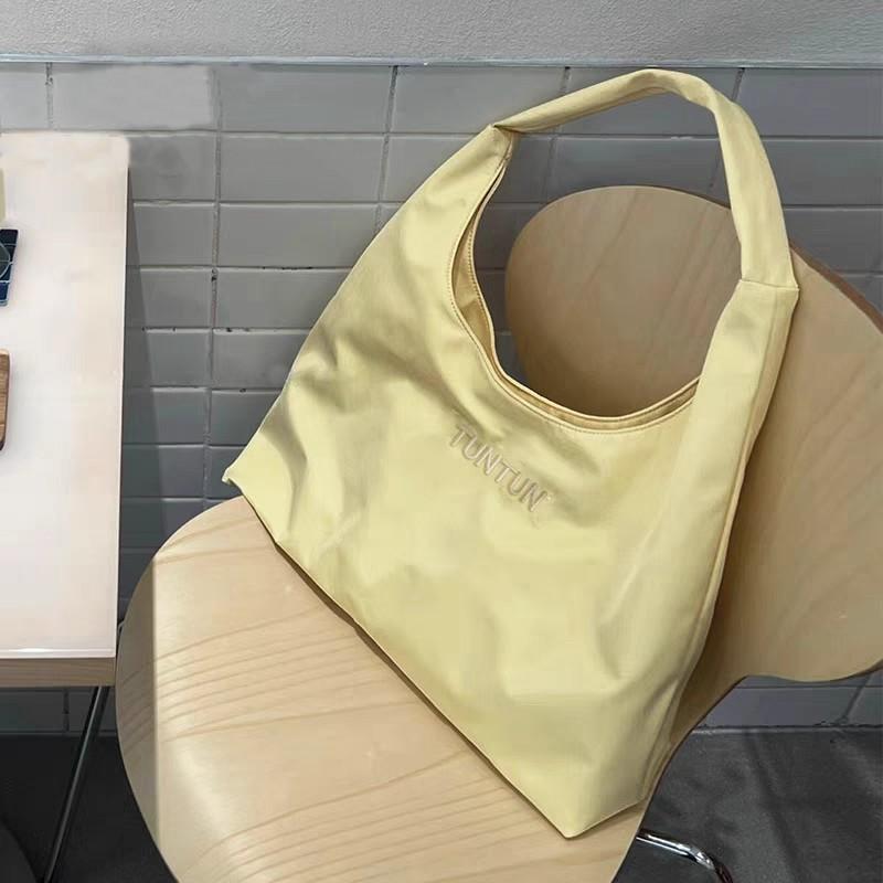 Летняя новая женская простая вышитая сумка на плечо большой вместимости повседневная сумка для покупок жёлтый
Летняя новая женская простая вышитая сумка на плечо большой вместимости повседневная сумка для покупок жёлтый