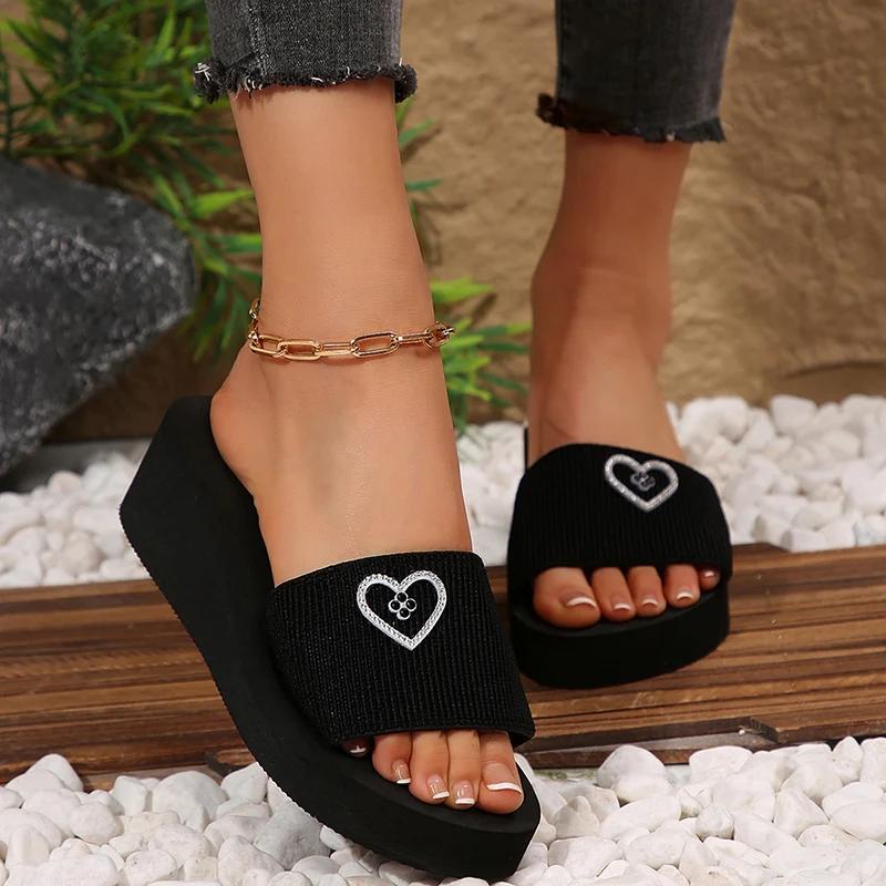Модные блестящие шлепанцы черного цвета с сердечками из страз для женщин, модные эластичные шлепанцы на платформе, женские шлепанцы нового стиля на среднем каблуке, женские 42 чёрный
Модные блестящие шлепанцы черного цвета с сердечками из страз для женщин, модные эластичные шлепанцы на платформе, женские шлепанцы нового стиля на среднем каблуке, женские 42 чёрный