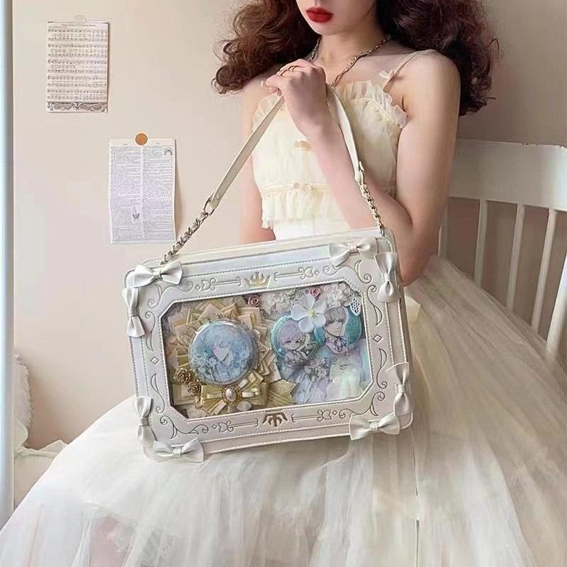 Original Picture Frame Pain Bag Single Shoulder Sling Bag Millet Multifunctional Girl Versatile Retro Square Transparent 33x23x8cm белый
Original Picture Frame Pain Bag Single Shoulder Sling Bag Millet Multifunctional Girl Versatile Retro Square Transparent 33x23x8cm белый