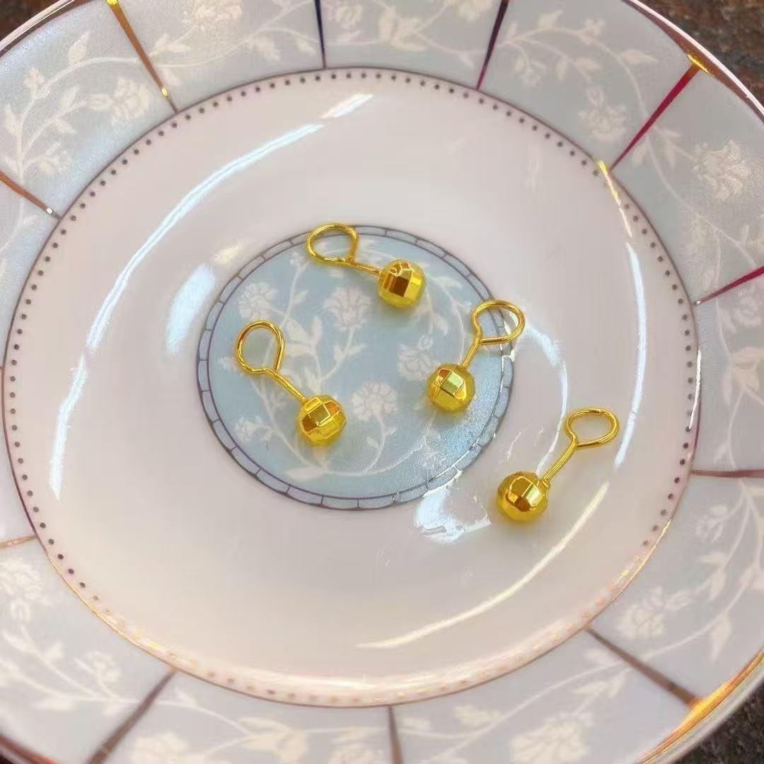 Золотые изогнутые серьги-крючки с лазерной резкой и шариками из бусин для женщин – Стильные и универсальные
Золотые изогнутые серьги-крючки с лазерной резкой и шариками из бусин для женщин – Стильные и универсальные