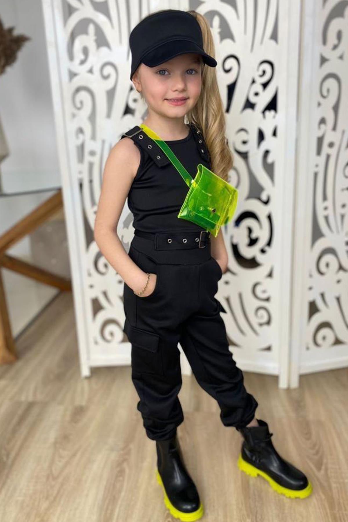 Детализированная блузка с толстым ремнем для девочки, манжетами на штанине и грузовым карманом, черный комплект снизу и верха 
Детализированная блузка с толстым ремнем для девочки, манжетами на штанине и грузовым карманом, черный комплект снизу и верха