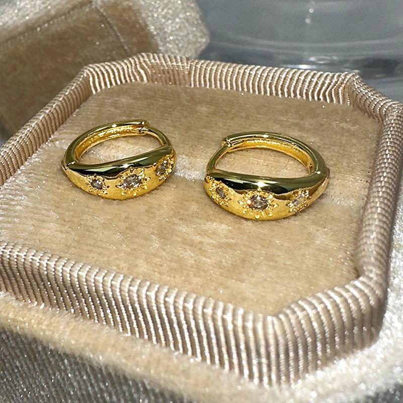 Vintage Golden Sunflower Earrings Octagonal Star Ear Buckle Simple Versatile Design Autumn Winter Style Personality Elegant Classic Accessories
Vintage Golden Sunflower Earrings Octagonal Star Ear Buckle Simple Versatile Design Autumn Winter Style Personality Elegant Classic Accessories