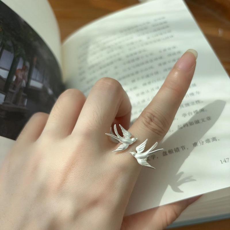 Minimalist Flying Bird Pearl Open Ring Adjustable Delicate Bird Design Ring Fashion Women Daily Party Ring Jewelry Accessories A2
Minimalist Flying Bird Pearl Open Ring Adjustable Delicate Bird Design Ring Fashion Women Daily Party Ring Jewelry Accessories A2