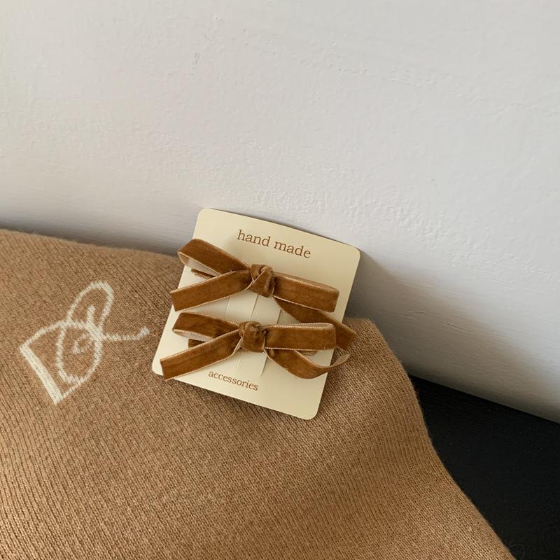 2 шт. Корейские красочные бархатные заколки-банты для волос, зажимы для волос для девочек, женщин, винтажные заколки для волос с длинной лентой, аксессуары для волос
2 шт. Корейские красочные бархатные заколки-банты для волос, зажимы для волос для девочек, женщин, винтажные заколки для волос с длинной лентой, аксессуары для волос