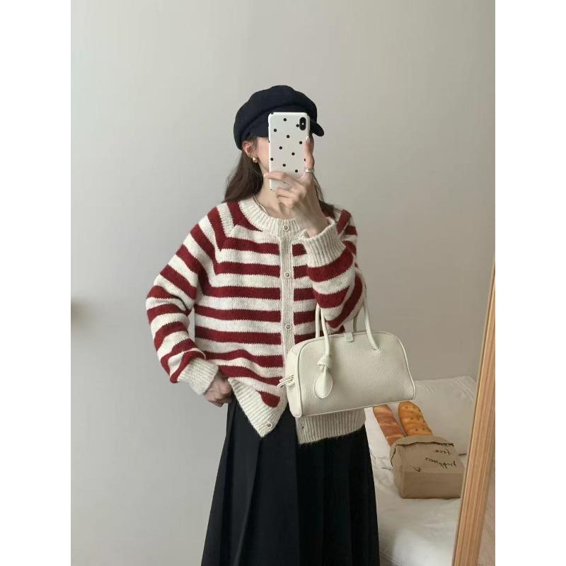 Вязаный кардиган с круглым вырезом в ретро-полоску, женский осенне-зимний, новый, свободный, повседневный, мягкий, восковой, ленивый, ветровка-свитер average size
Вязаный кардиган с круглым вырезом в ретро-полоску, женский осенне-зимний, новый, свободный, повседневный, мягкий, восковой, ленивый, ветровка-свитер average size