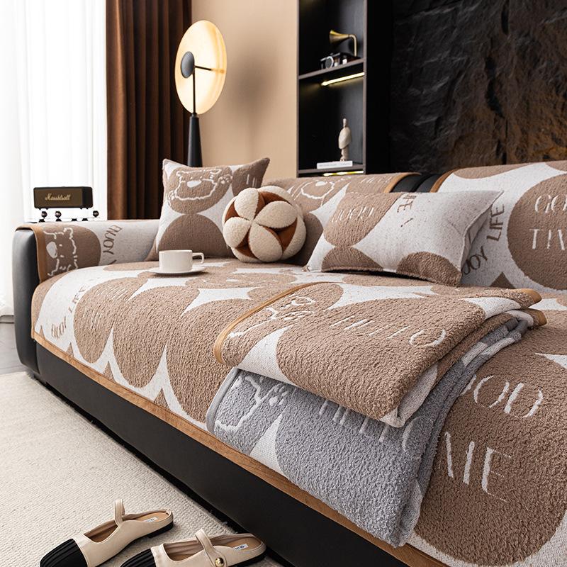 Half-Edge Velvet Straight-Breasted Leather Sofa Pad Is Universal In All Seasons New Non-Slip And Anti-Cat Scratch A Whole Sofa Cover Towel 70*70cm
Half-Edge Velvet Straight-Breasted Leather Sofa Pad Is Universal In All Seasons New Non-Slip And Anti-Cat Scratch A Whole Sofa Cover Towel 70*70cm