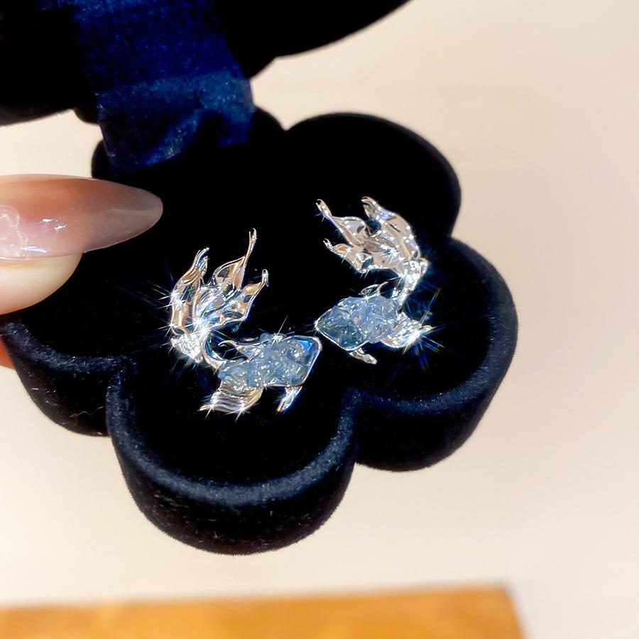 Silver needle crystal fish stud earrings simple cold wind temperament earrings personalized earrings design sense niche wholesale
Silver needle crystal fish stud earrings simple cold wind temperament earrings personalized earrings design sense niche wholesale