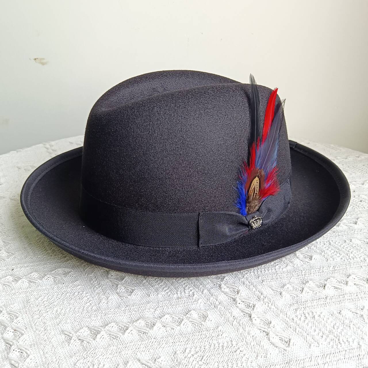 Fedorahat Winter Fedora Hat Concave Brim Style Wrapped Feather Bow Accessories Light Blue Fedora Hat Unisexhats woman M56-58CM
Fedorahat Winter Fedora Hat Concave Brim Style Wrapped Feather Bow Accessories Light Blue Fedora Hat Unisexhats woman M56-58CM