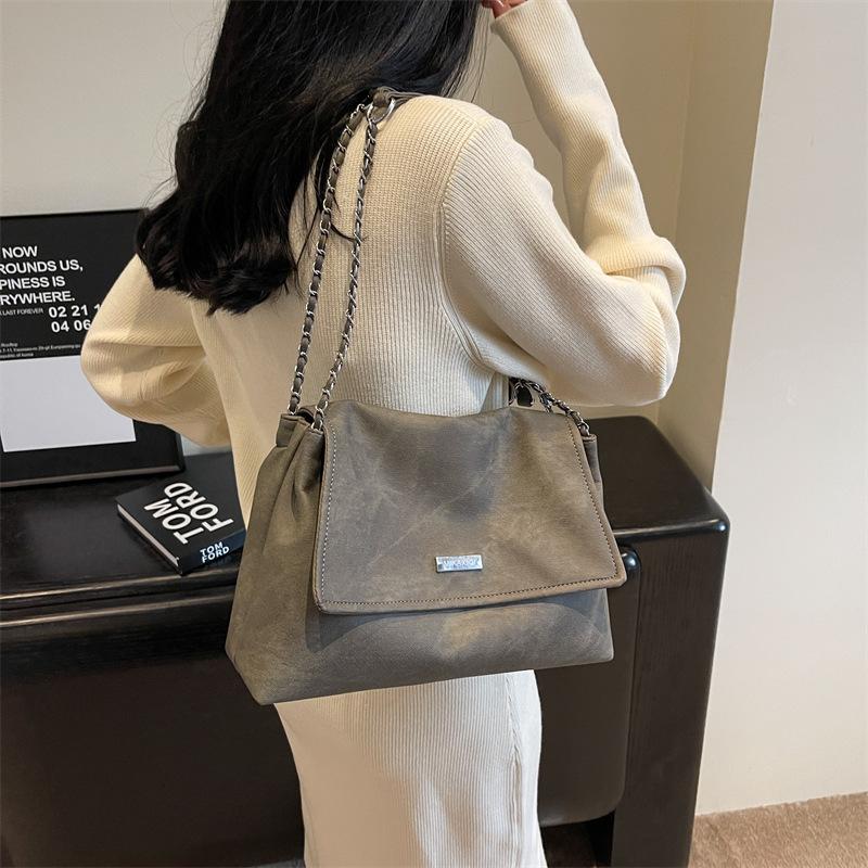 Temperament chain messenger bag women s 2025 new simple large-capacity tote bag casual versatile shoulder armpit bag синий
Temperament chain messenger bag women s 2025 new simple large-capacity tote bag casual versatile shoulder armpit bag синий