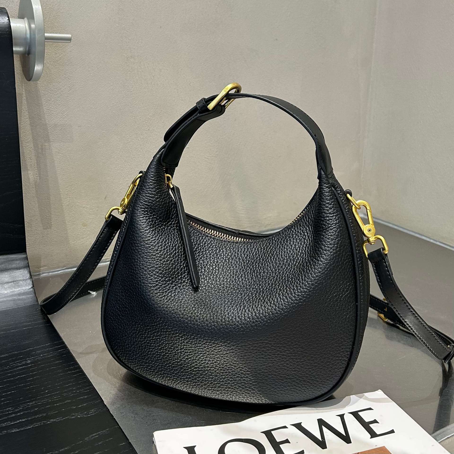 New Leather Large Bag Temperament Handbag, Single Shoulder Diagonal Cross Handbag, Women s High-end Sense, Top Layer Cowhide Women s Bag чорний
New Leather Large Bag Temperament Handbag, Single Shoulder Diagonal Cross Handbag, Women s High-end Sense, Top Layer Cowhide Women s Bag чорний