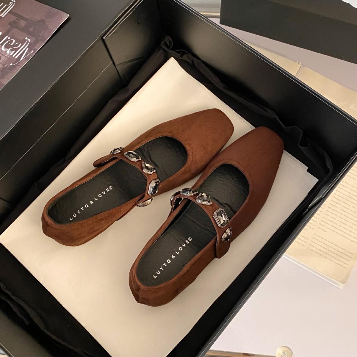 The same style, temperament small square head love leopard print diamond belt shallow mouth Mary Jane single shoes women s spring and autumn models 35
The same style, temperament small square head love leopard print diamond belt shallow mouth Mary Jane single shoes women s spring and autumn models 35