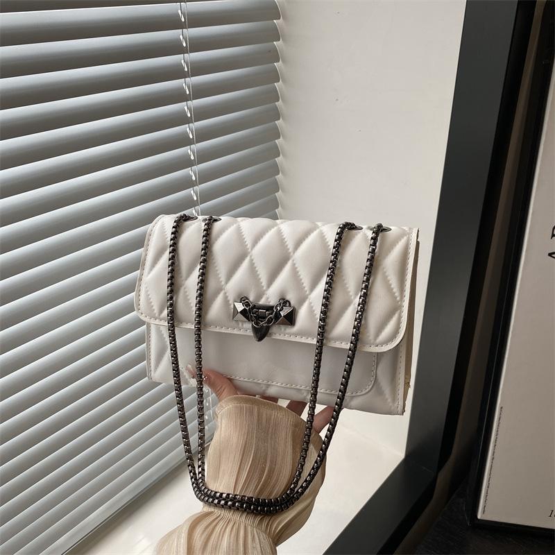 New textured bag, messenger bag, women s bag, diamond chain, shoulder bag, high-end fashion lock small square bag. белый
New textured bag, messenger bag, women s bag, diamond chain, shoulder bag, high-end fashion lock small square bag. белый