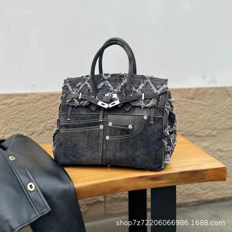 Сумка-мессенджер через плечо из денима с игривым дизайном карманов - повседневная женская сумка цвета платины чёрный/джинсовый
Сумка-мессенджер через плечо из денима с игривым дизайном карманов - повседневная женская сумка цвета платины чёрный/джинсовый