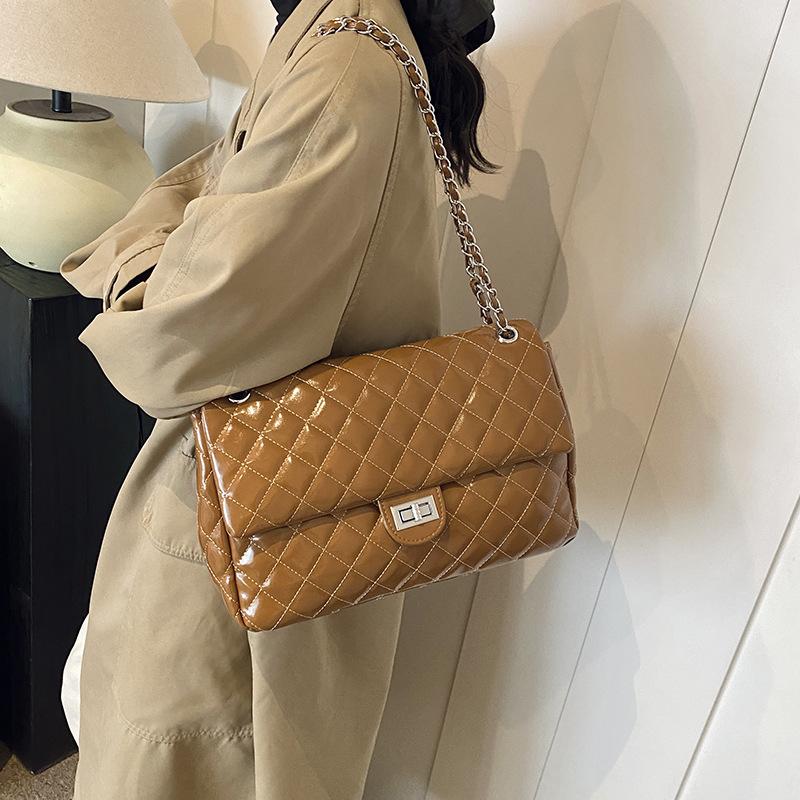 Rhombus chain bag women s bag 2025 new fashionable large-capacity commuter shoulder bag casual versatile messenger stray bag 34*10*24
Rhombus chain bag women s bag 2025 new fashionable large-capacity commuter shoulder bag casual versatile messenger stray bag 34*10*24