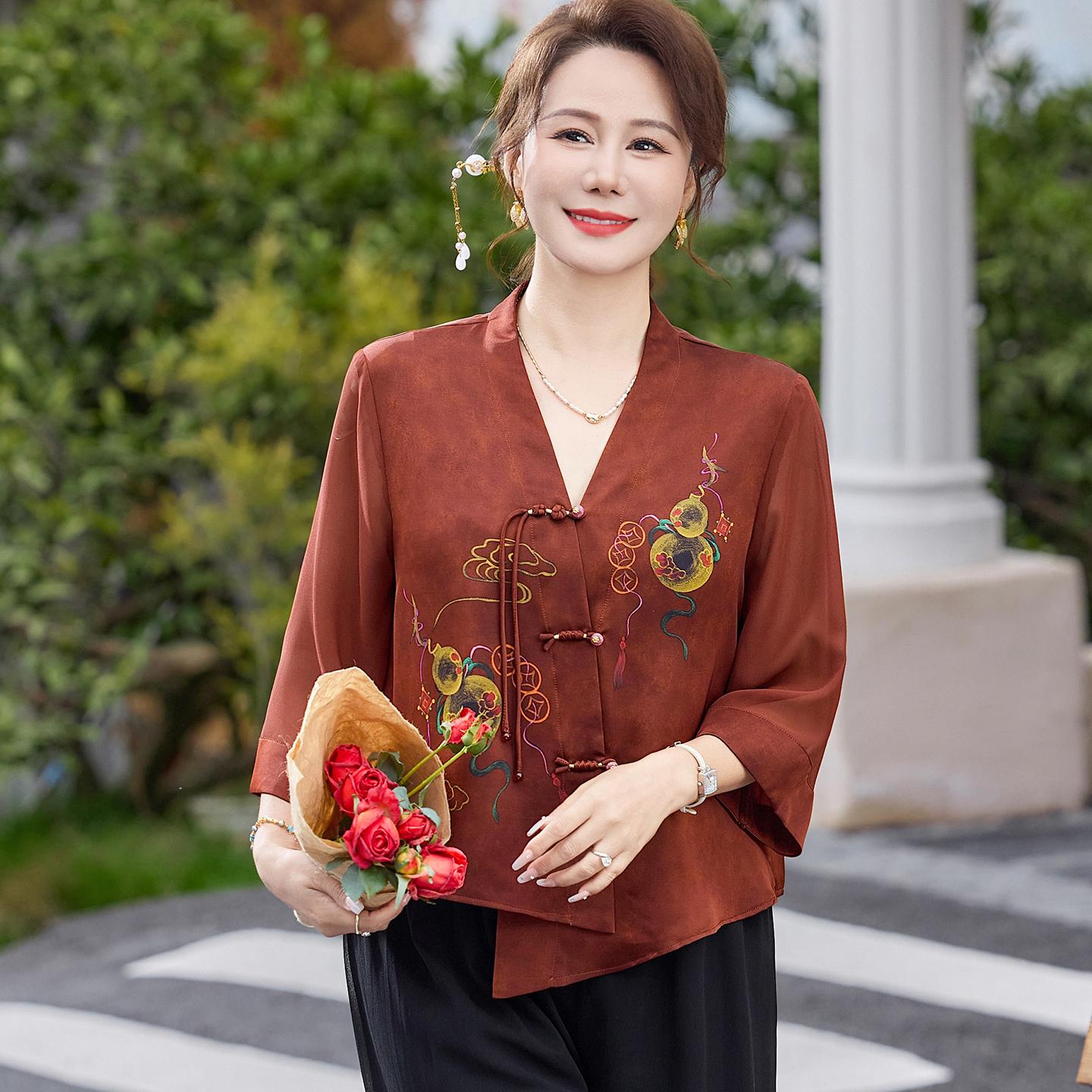 2026 Chinese V-neck Frog Button Embroidered Two-Piece T-shirt Set for Middle-aged Moms 5XL (Recommended for 150-165 jin)
2026 Chinese V-neck Frog Button Embroidered Two-Piece T-shirt Set for Middle-aged Moms 5XL (Recommended for 150-165 jin)