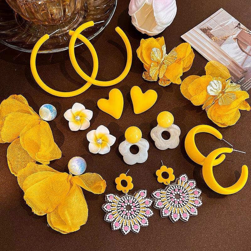 Summer yellow flower earrings women s high-end temperament stud earrings 2025 popular exaggerated earrings
Summer yellow flower earrings women s high-end temperament stud earrings 2025 popular exaggerated earrings