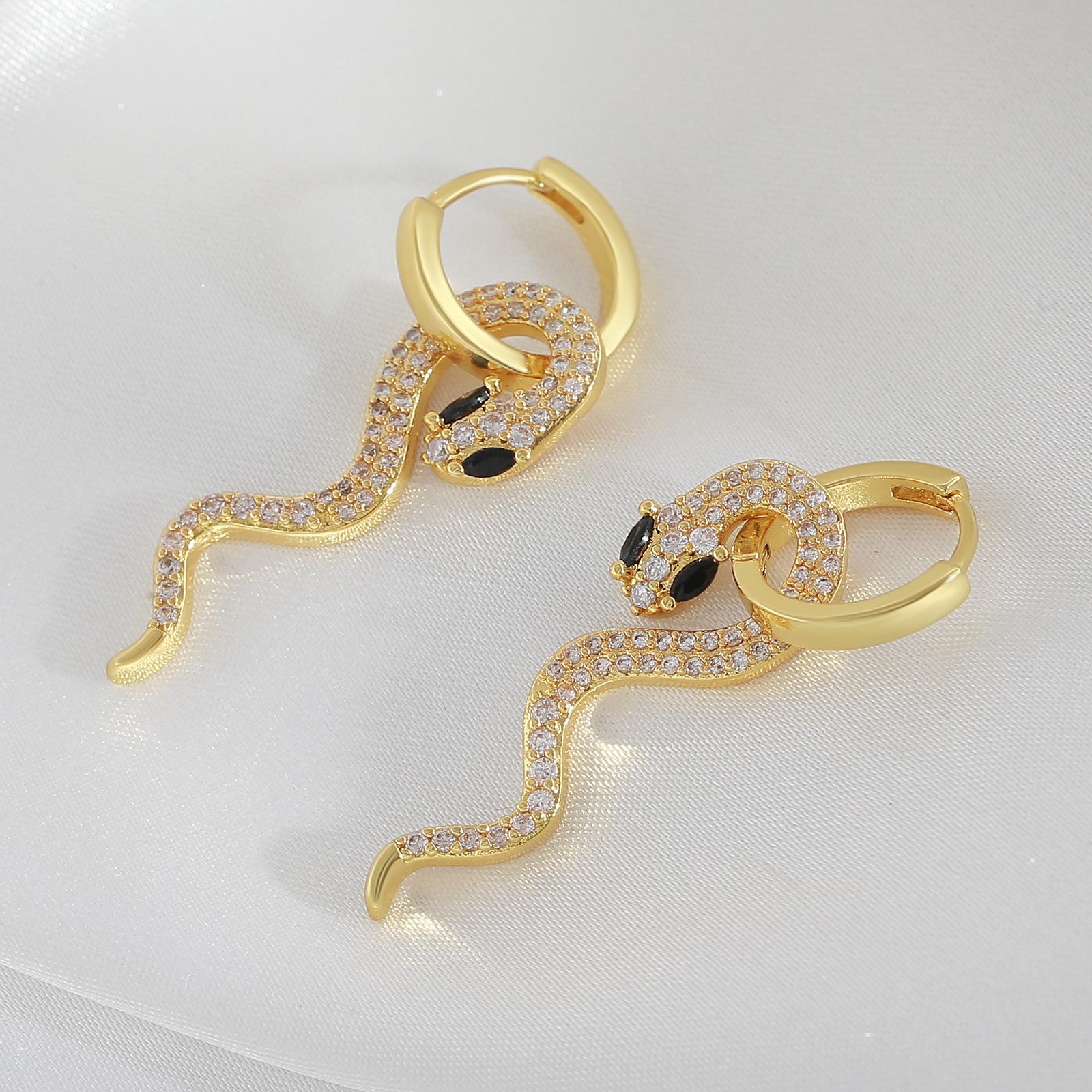 Snake-shaped Earrings - Two-way Ear Clips with Zirconium - Animalistic Ear Studs for Women, Retro and Niche Ear Cuffs золотий
Snake-shaped Earrings - Two-way Ear Clips with Zirconium - Animalistic Ear Studs for Women, Retro and Niche Ear Cuffs золотий
