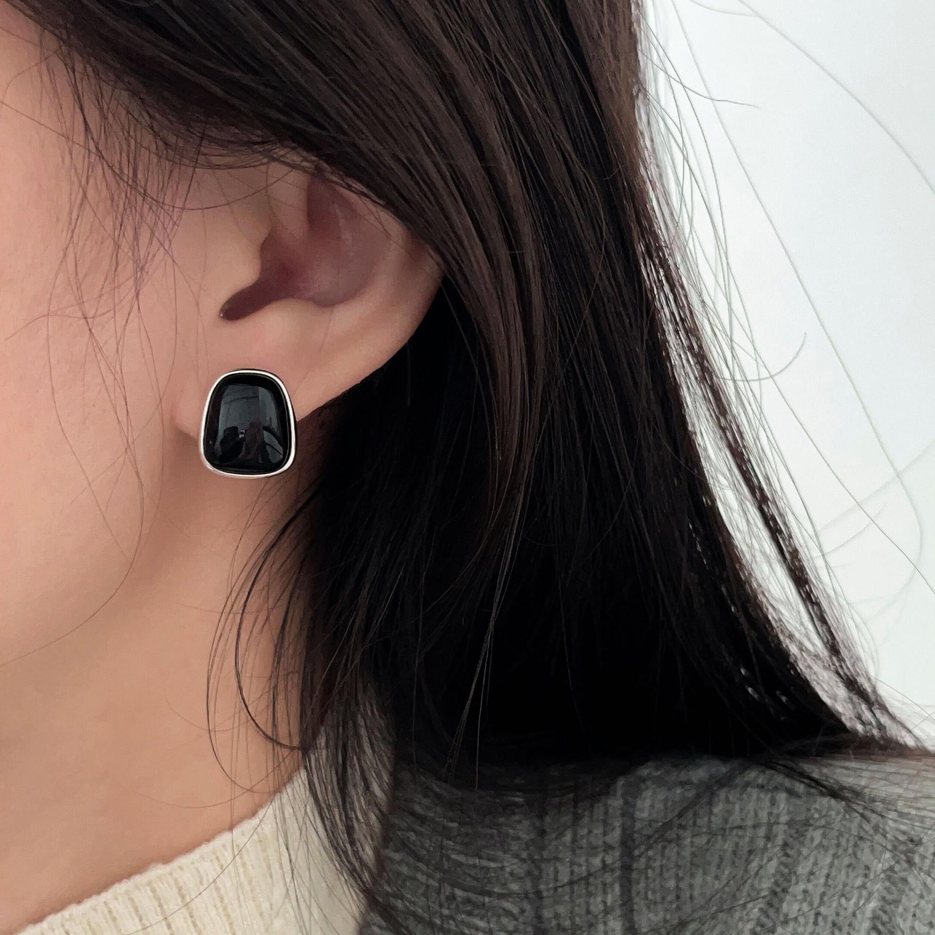 Yinruitai Exaggerated S925 Sterling Silver Black Stud Earrings – Elegant, Unique High-End Design 925 silver
Yinruitai Exaggerated S925 Sterling Silver Black Stud Earrings – Elegant, Unique High-End Design 925 silver