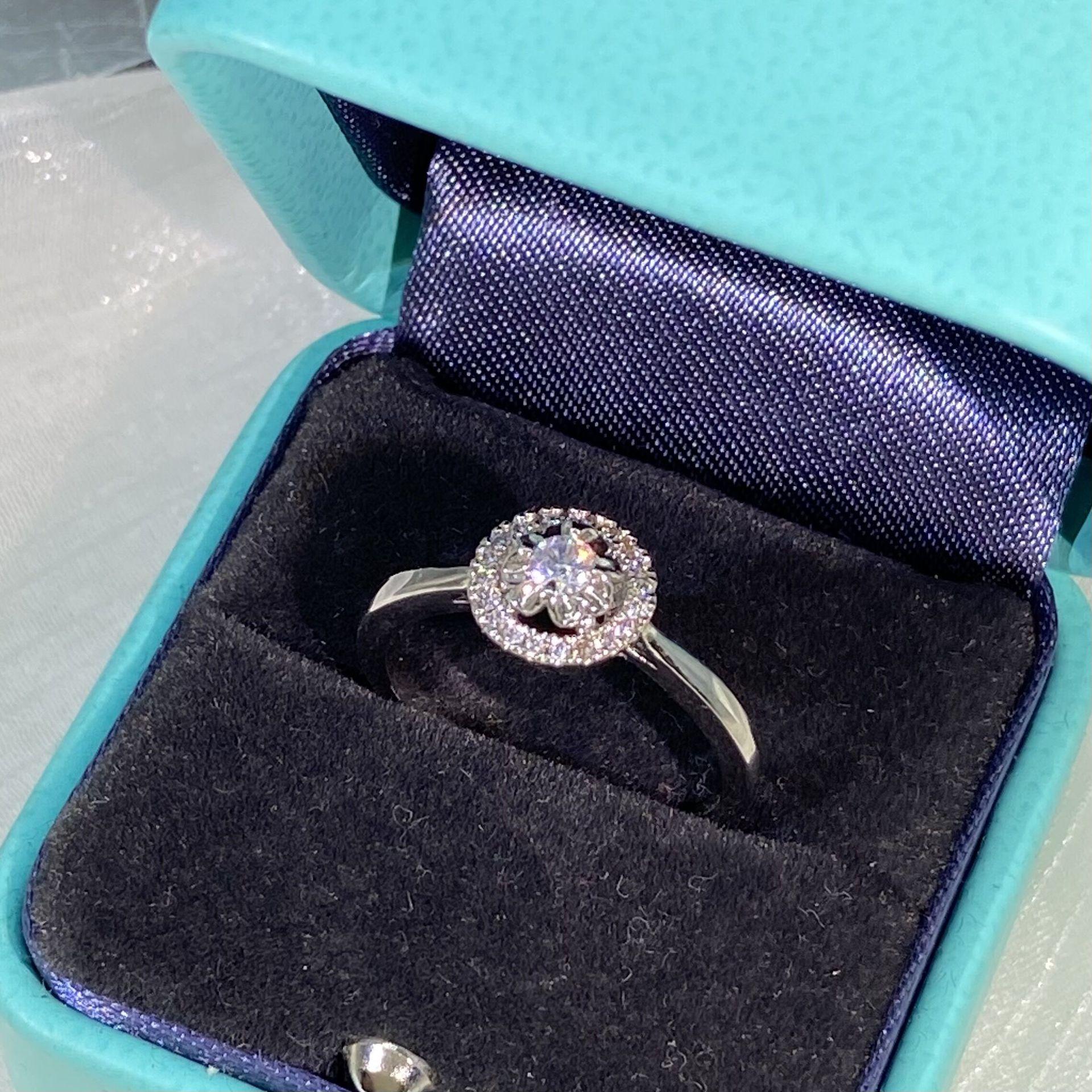 Твердое кольцо с бриллиантом 925 пробы из стерлингового серебра женского пола Anillos de Natural Diamond Silver 925 Ювелирные изделия Обручальные кольца Кольцо Шкатулка Женщины
Твердое кольцо с бриллиантом 925 пробы из стерлингового серебра женского пола Anillos de Natural Diamond Silver 925 Ювелирные изделия Обручальные кольца Кольцо Шкатулка Женщины