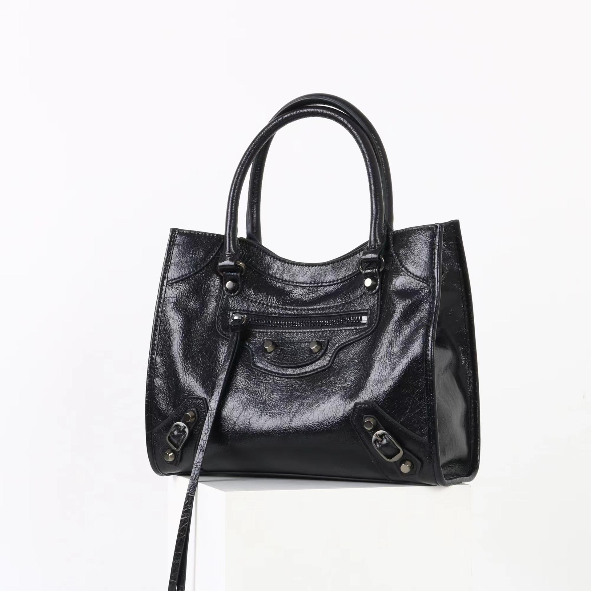 2025 New Fashionable Style Top Layer Cowhide Casual Rivet Niche Korean Version Crossbody Bag High-end Feeling Motorcycle 26cm чорний
2025 New Fashionable Style Top Layer Cowhide Casual Rivet Niche Korean Version Crossbody Bag High-end Feeling Motorcycle 26cm чорний