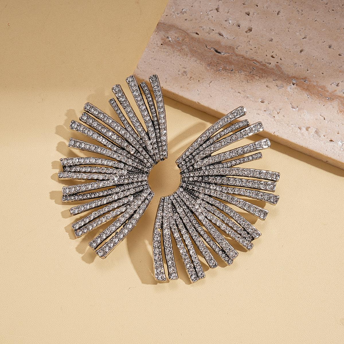 European and American exaggerated diamond-set geometric fan-shaped steel needle earrings light luxury niche earrings
European and American exaggerated diamond-set geometric fan-shaped steel needle earrings light luxury niche earrings
