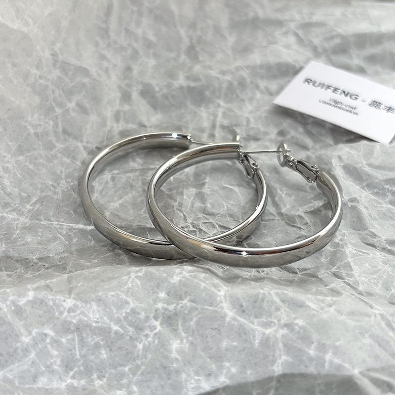 S Silver Needle Gold Silver Wide Face Plain Ring Earrings Women s Real Gold Electroplated Earrings Zhao Ruth Same Ears
S Silver Needle Gold Silver Wide Face Plain Ring Earrings Women s Real Gold Electroplated Earrings Zhao Ruth Same Ears