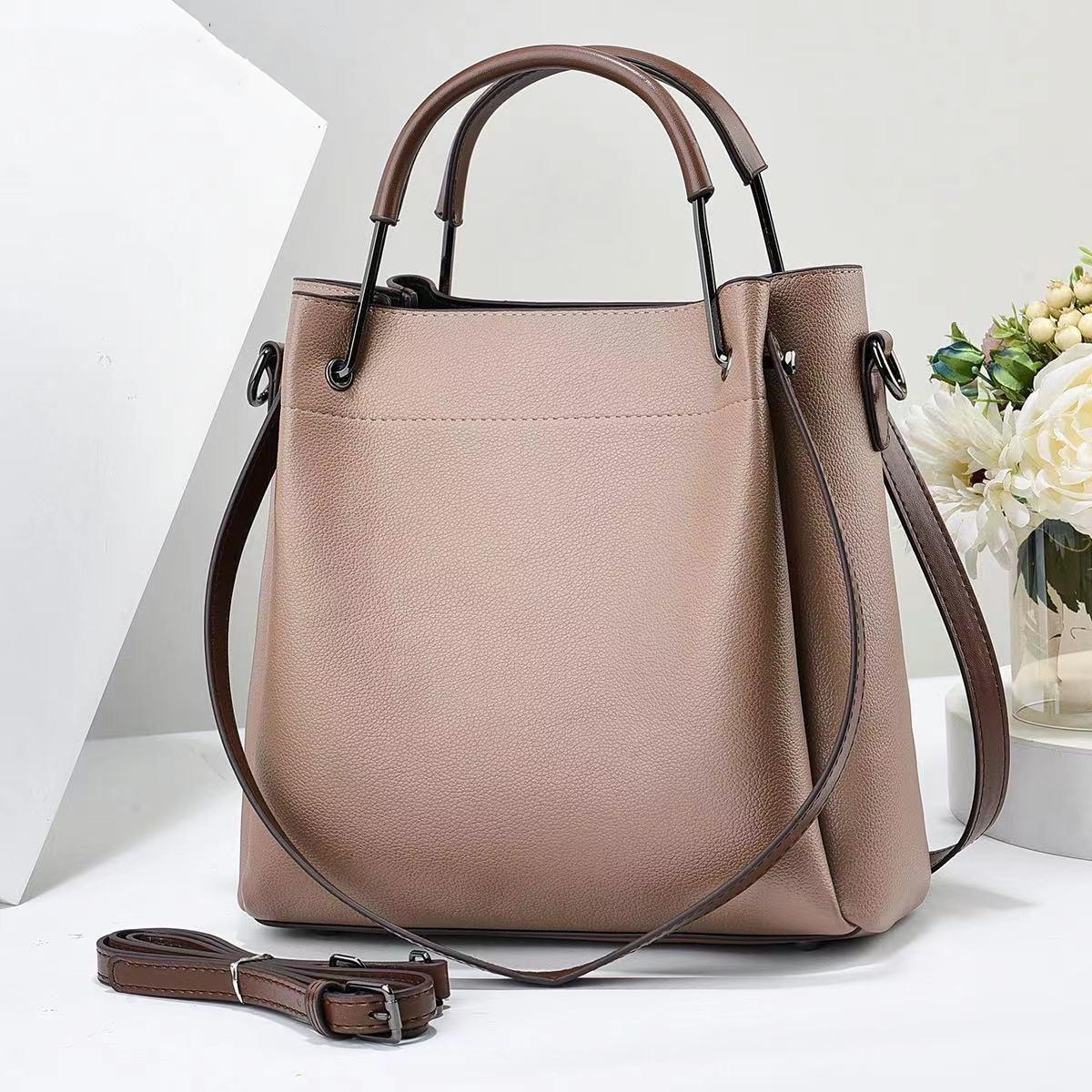 Textured bag retro handbag shoulder bag women s bag large capacity street style tote bag 27*13*27 світлого кольору хакі
Textured bag retro handbag shoulder bag women s bag large capacity street style tote bag 27*13*27 світлого кольору хакі