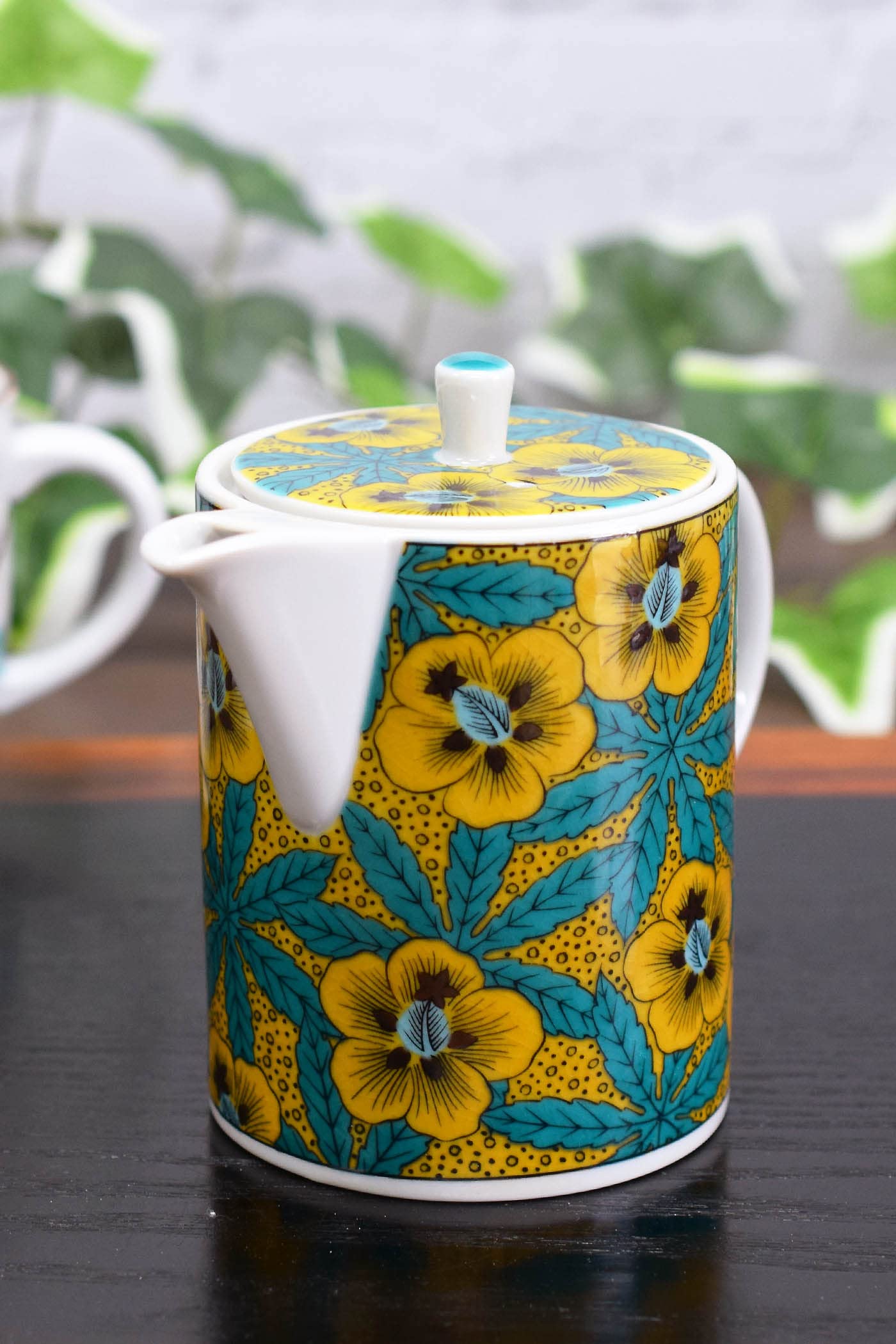 Waza no Kura Stylish Kutani Ware Teapot, Aoi Design, High-Quality Ceramic, Made in Japan, with Tea Strainer
Waza no Kura Stylish Kutani Ware Teapot, Aoi Design, High-Quality Ceramic, Made in Japan, with Tea Strainer