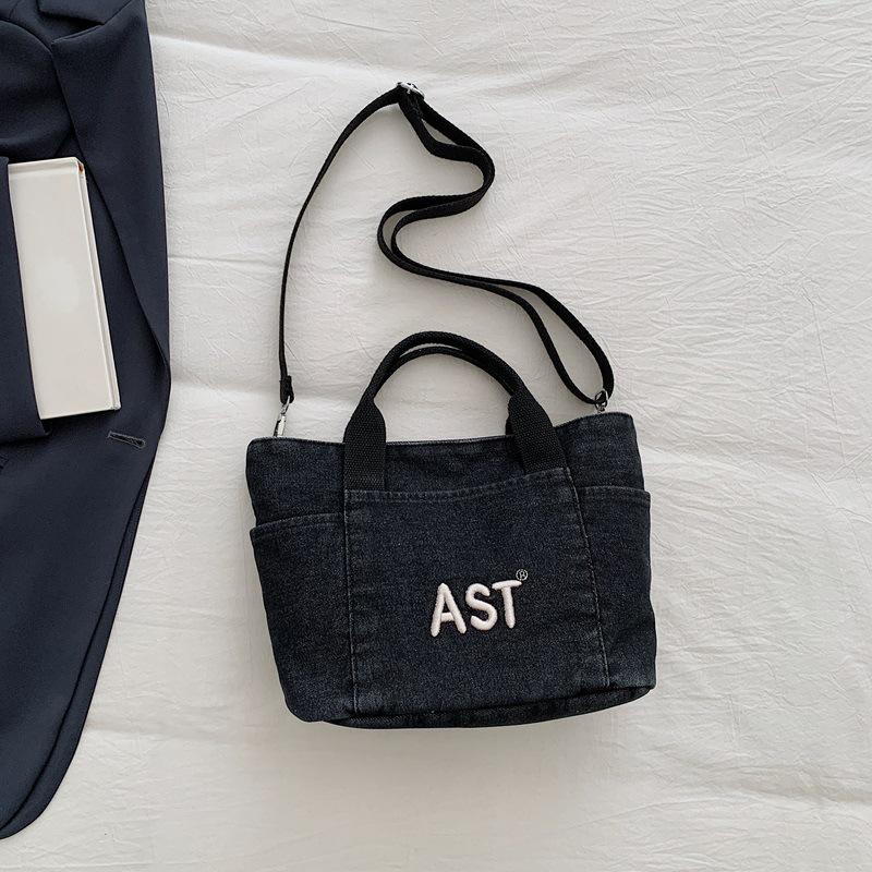 Корейская трендовая вышитая джинсовая сумка кроссбоди с эффектом стирки Dongdaemun 2025 чёрный
Корейская трендовая вышитая джинсовая сумка кроссбоди с эффектом стирки Dongdaemun 2025 чёрный