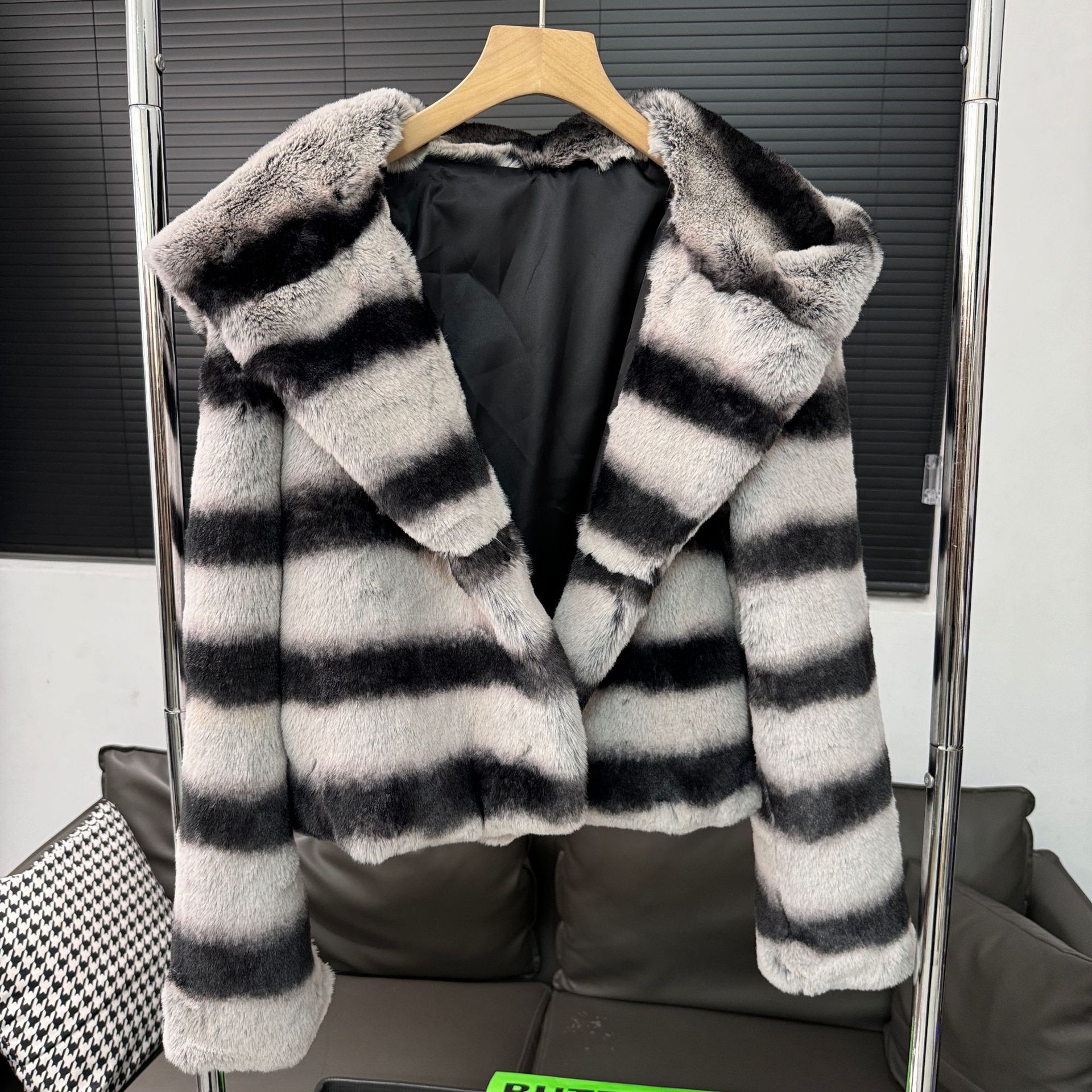 Зимняя новая зеленая, фиолетовая и синяя искусственная шиншилла в черную и белую полоску, экологичная меховая куртка с капюшоном, короткая модель для женщин M
Зимняя новая зеленая, фиолетовая и синяя искусственная шиншилла в черную и белую полоску, экологичная меховая куртка с капюшоном, короткая модель для женщин M