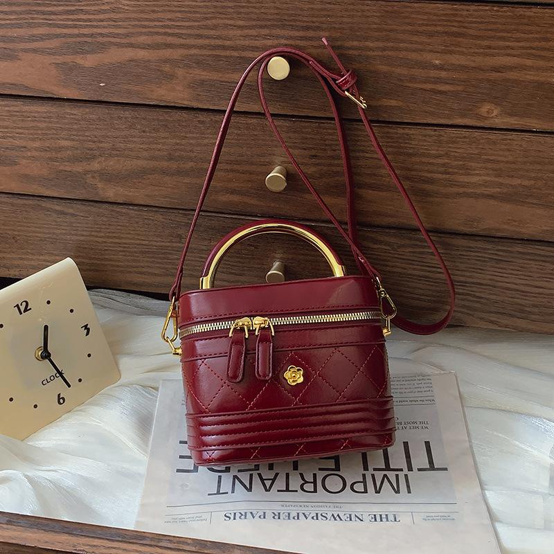 Маленькая сумка женская новая модная сумка-мессенджер портативная маленькая квадратная сумка бордовый
Маленькая сумка женская новая модная сумка-мессенджер портативная маленькая квадратная сумка бордовый