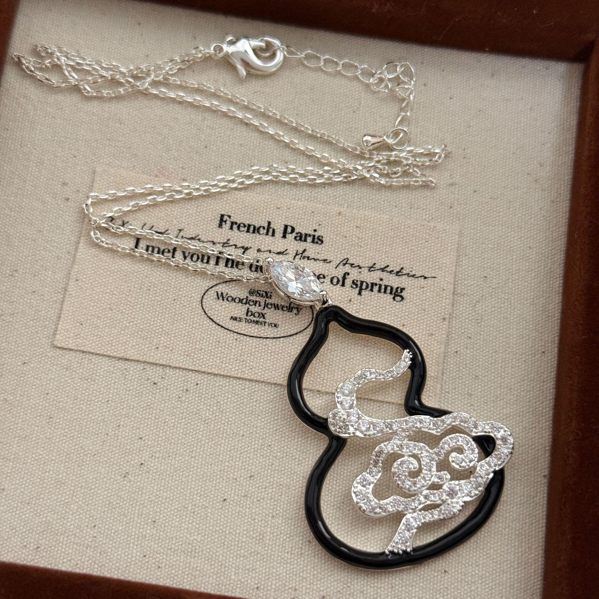 Повні діамантів, Сприятливі хмари, Сережки-гвоздики у формі гарбуза Фулу, Нішевий ретро високого класу, Національний стиль, Епоксидна смола, інкрустована цирконієм
Повні діамантів, Сприятливі хмари, Сережки-гвоздики у формі гарбуза Фулу, Нішевий ретро високого класу, Національний стиль, Епоксидна смола, інкрустована цирконієм