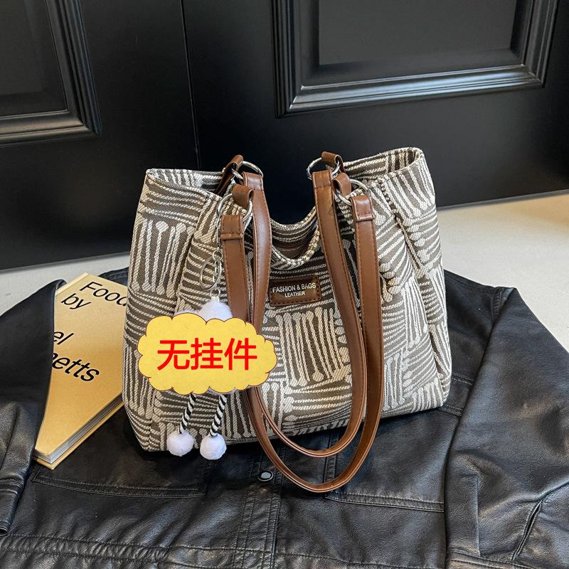 Модное дизайнерское чувство, сумка большой вместимости, новая женская сумка через плечо 2025 года, нишевая, универсальная, для поездок на работу, сумка-тоут no specification темно-коричневого
Модное дизайнерское чувство, сумка большой вместимости, новая женская сумка через плечо 2025 года, нишевая, универсальная, для поездок на работу, сумка-тоут no specification темно-коричневого