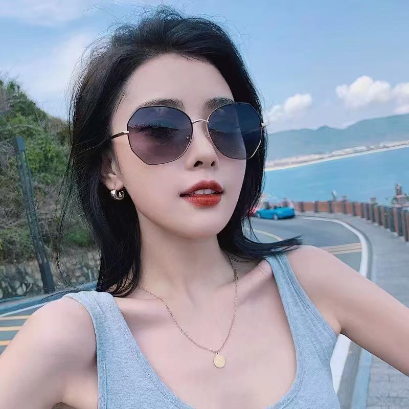 Korean Style Polarized Women s Fashion Sunglasses - Trendy Irregular Frame, Internet Celebrity Style, UV Protection
Korean Style Polarized Women s Fashion Sunglasses - Trendy Irregular Frame, Internet Celebrity Style, UV Protection