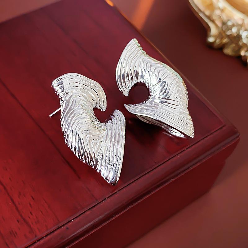 Серебряные игольчатые металлические геометрические серьги неправильной формы с холодным и отчужденным характером, высококачественные серьги для женщин серебряный
Серебряные игольчатые металлические геометрические серьги неправильной формы с холодным и отчужденным характером, высококачественные серьги для женщин серебряный