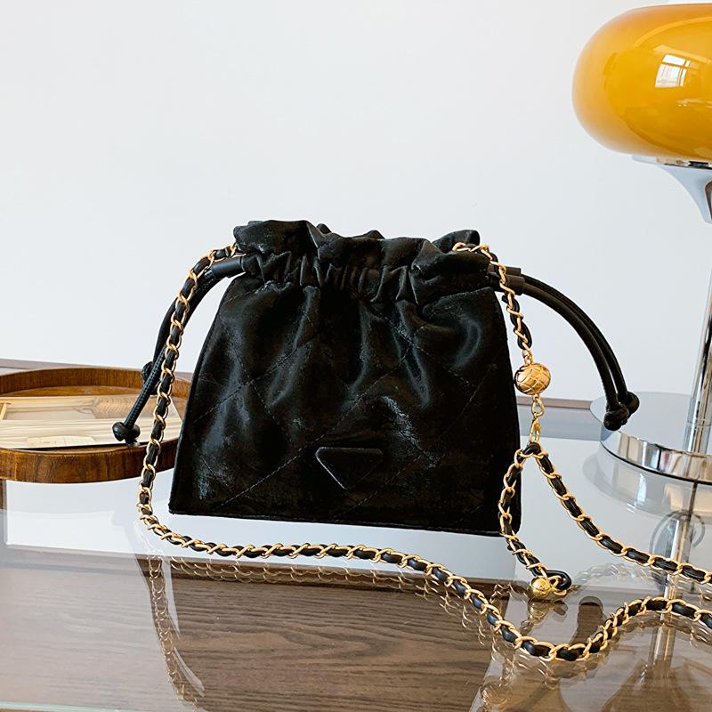 Иностранный стиль Ниша мода завязка на цепочке маленькая женская летняя универсальная сумка-ведро для женщин чёрный
Иностранный стиль Ниша мода завязка на цепочке маленькая женская летняя универсальная сумка-ведро для женщин чёрный