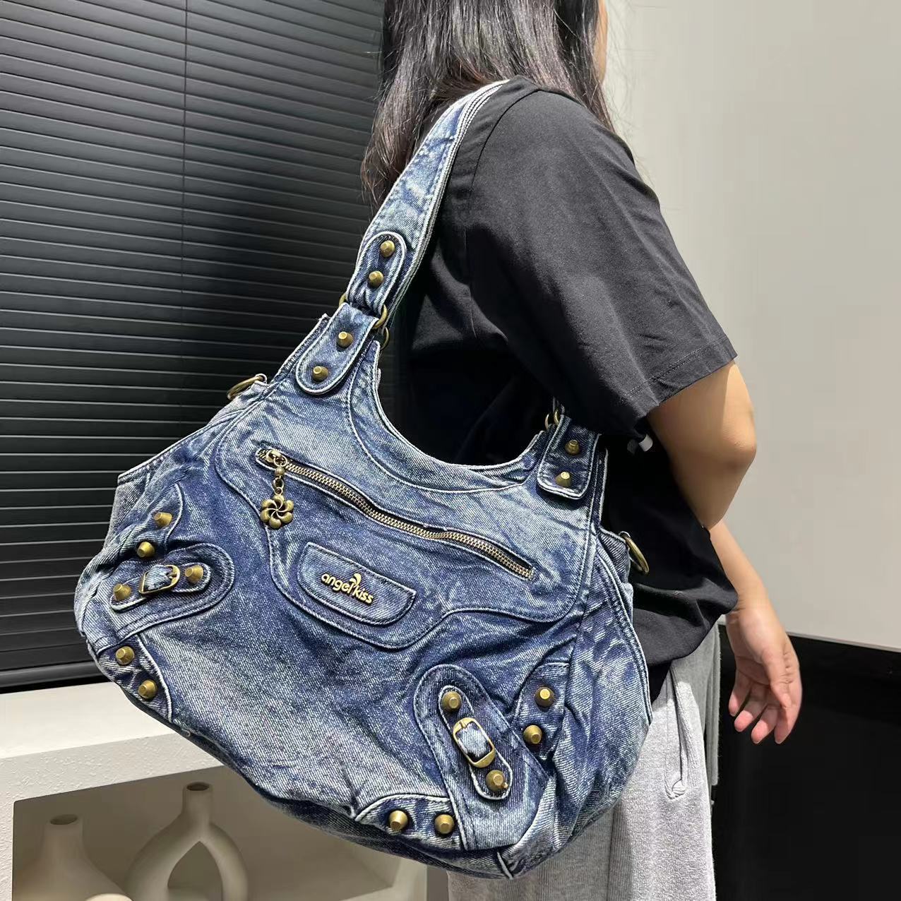 Vintage Large Capacity Denim Washed Tote Bag Spice Girl Tote Bag синій
Vintage Large Capacity Denim Washed Tote Bag Spice Girl Tote Bag синій