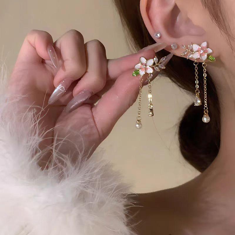 Diamond-set flower pearl fringed earrings, fashionable and sweet, small and fresh earrings, light luxury temperament design, earrings for women
Diamond-set flower pearl fringed earrings, fashionable and sweet, small and fresh earrings, light luxury temperament design, earrings for women