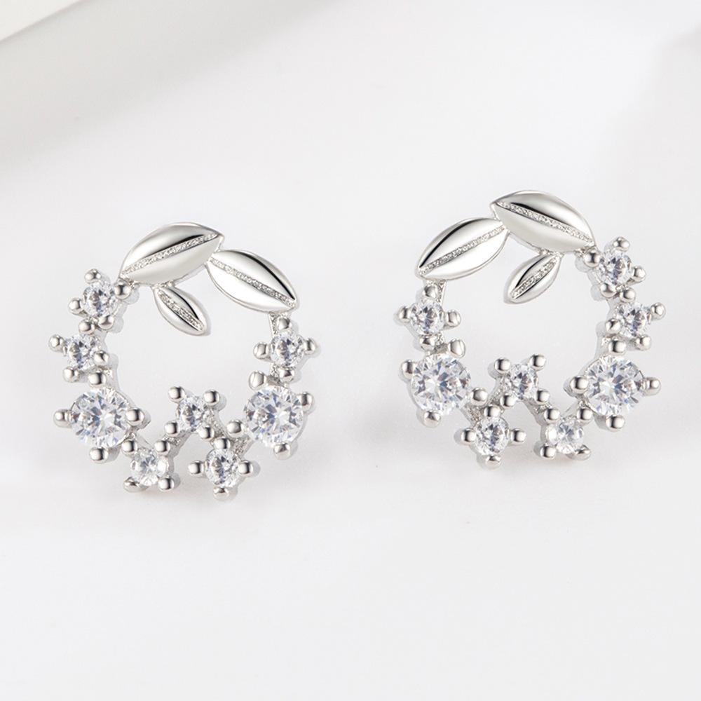 Модные свежие серьги-гвоздики в форме гирлянды, женские серьги-цветы с бриллиантами, элегантные изящные серьги принцессы высокого чувства
Модные свежие серьги-гвоздики в форме гирлянды, женские серьги-цветы с бриллиантами, элегантные изящные серьги принцессы высокого чувства