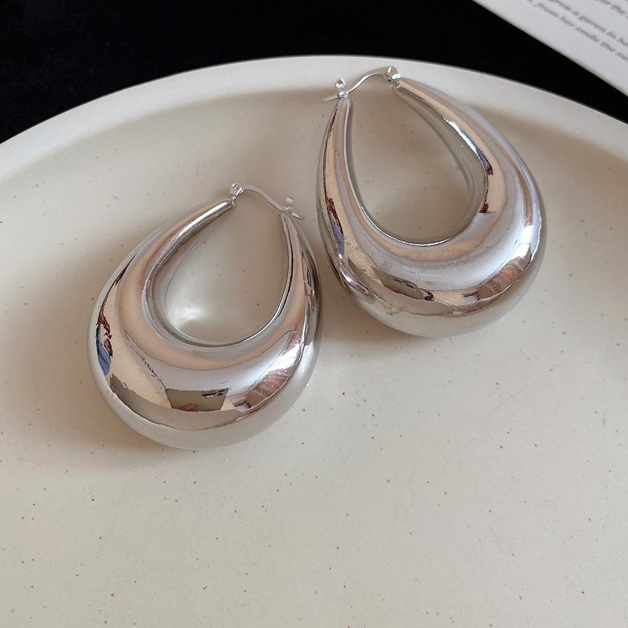 European and American metal oversized water drop ear buckle niche design sense exaggerated earrings temperament advanced sense earrings
European and American metal oversized water drop ear buckle niche design sense exaggerated earrings temperament advanced sense earrings