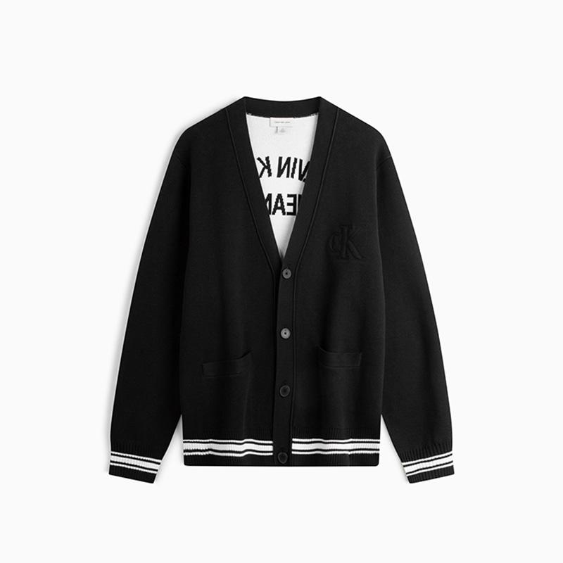 Calvin Klein Повседневный кардиган в университетском стиле с жаккардовым узором, на пуговицах, с V-образным вырезом, унисекс, 4RD389G-UB1 M
Calvin Klein Повседневный кардиган в университетском стиле с жаккардовым узором, на пуговицах, с V-образным вырезом, унисекс, 4RD389G-UB1 M