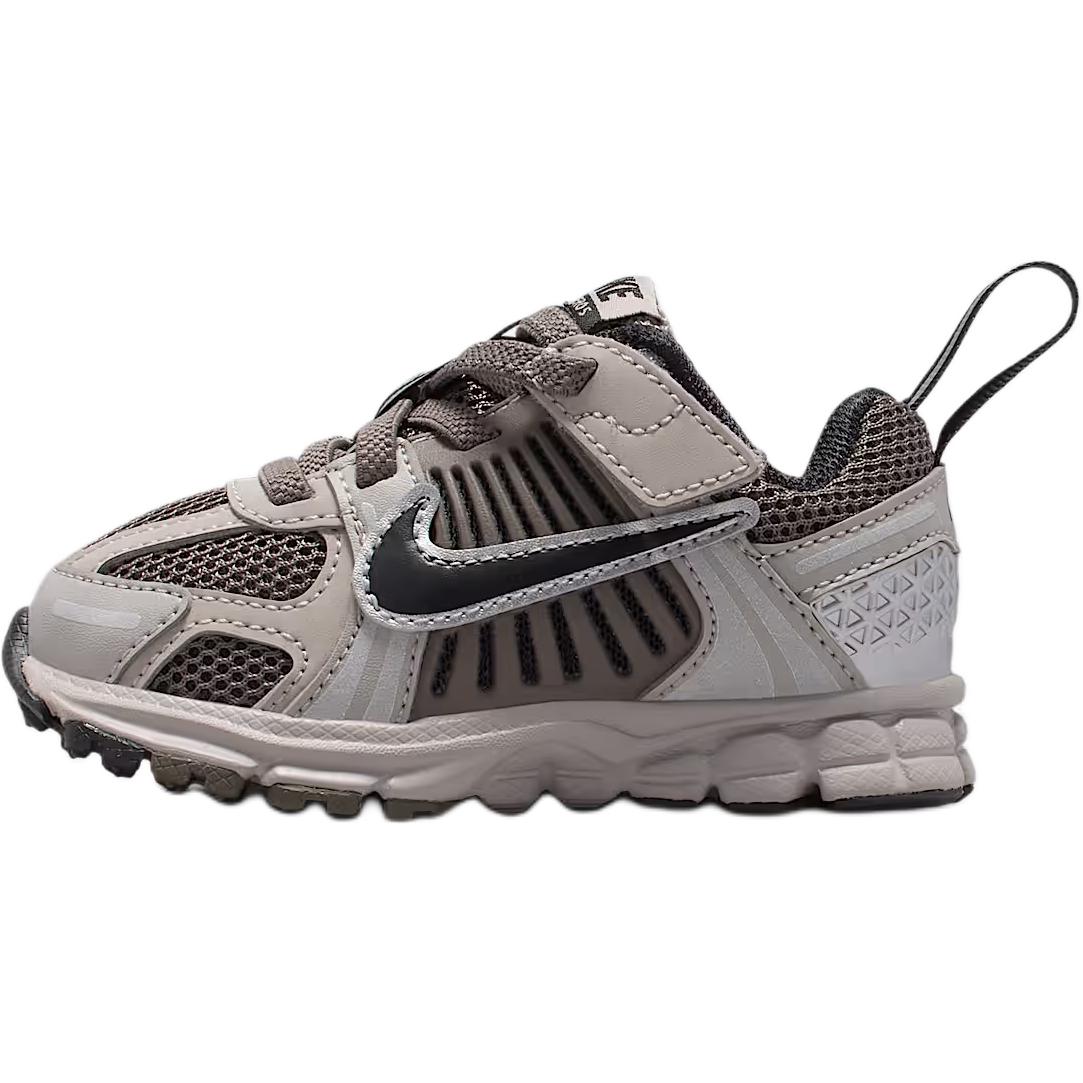Nike Vomero 5 TD College Grey Cave Stone Детские кроссовки Металлик-серебристый Черный HF7000-010 27
Nike Vomero 5 TD College Grey Cave Stone Детские кроссовки Металлик-серебристый Черный HF7000-010 27