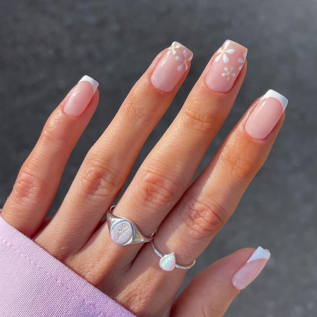 White French Tip Flower Nail Art Stickers - Minimalist Waterproof Removable False Nails
White French Tip Flower Nail Art Stickers - Minimalist Waterproof Removable False Nails