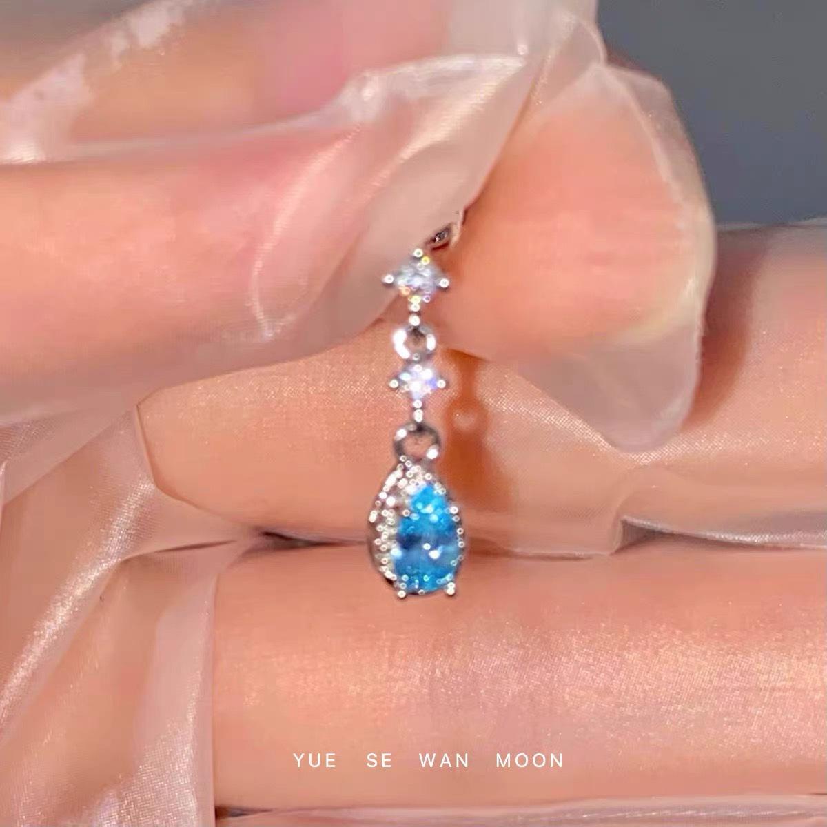 Exquisite Sea Blue Zircon Raindrop Cartilage Earrings: High-Class, Super Shiny, Light Blue Studs Pink Water Drop Ear Cartilage Stud (Single)
Exquisite Sea Blue Zircon Raindrop Cartilage Earrings: High-Class, Super Shiny, Light Blue Studs Pink Water Drop Ear Cartilage Stud (Single)