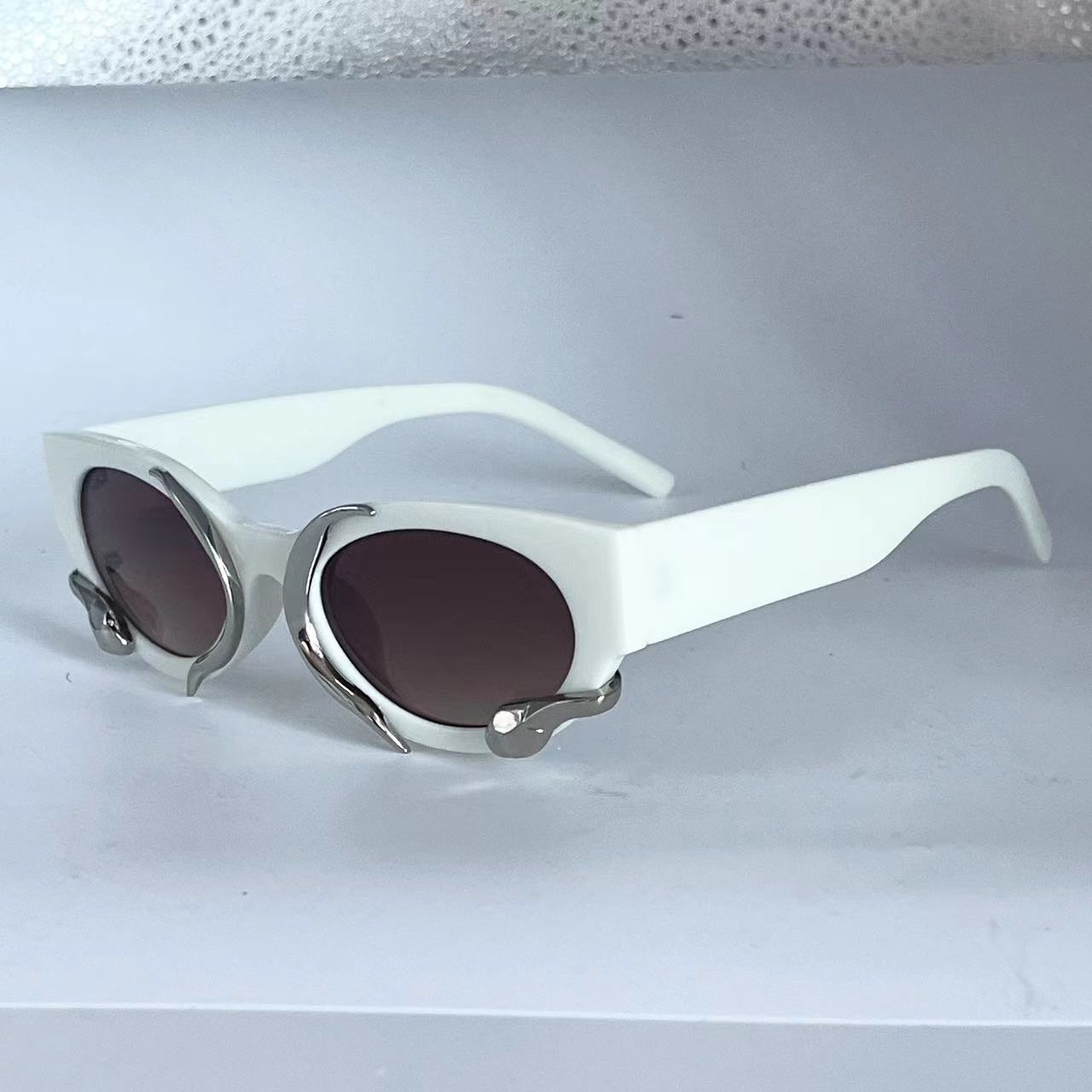 Spirit Snake Small Frame Goggles Stt Photography Sunglasses Edge Wrapped Y2K Style Sunglasses For Men And Women
Spirit Snake Small Frame Goggles Stt Photography Sunglasses Edge Wrapped Y2K Style Sunglasses For Men And Women