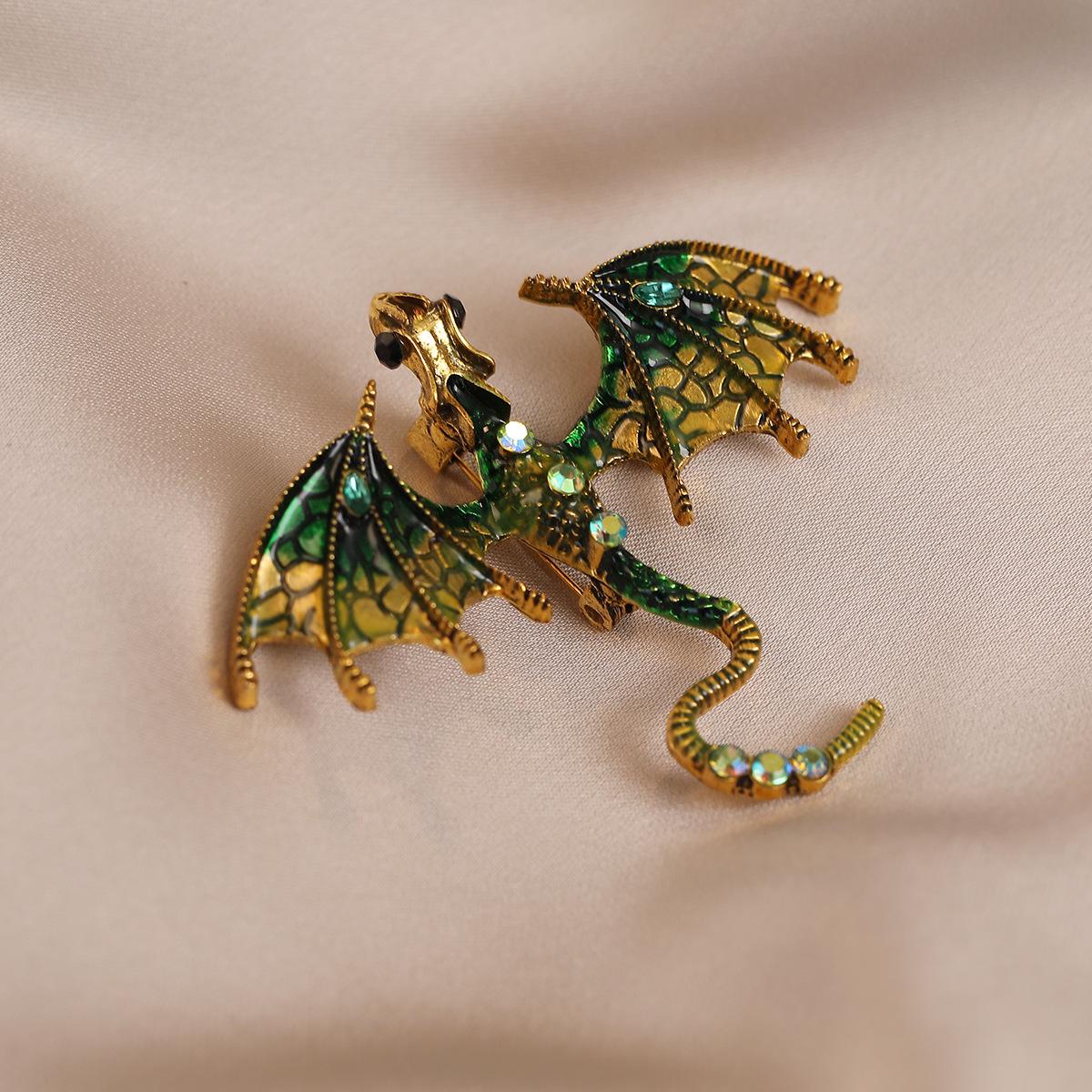 Ретро Брошь с эмалью Мультяшный Летающий Дракон Персонализированный Аксессуар для Костюма Пальто Брошь и Брошь 496#
Ретро Брошь с эмалью Мультяшный Летающий Дракон Персонализированный Аксессуар для Костюма Пальто Брошь и Брошь 496#