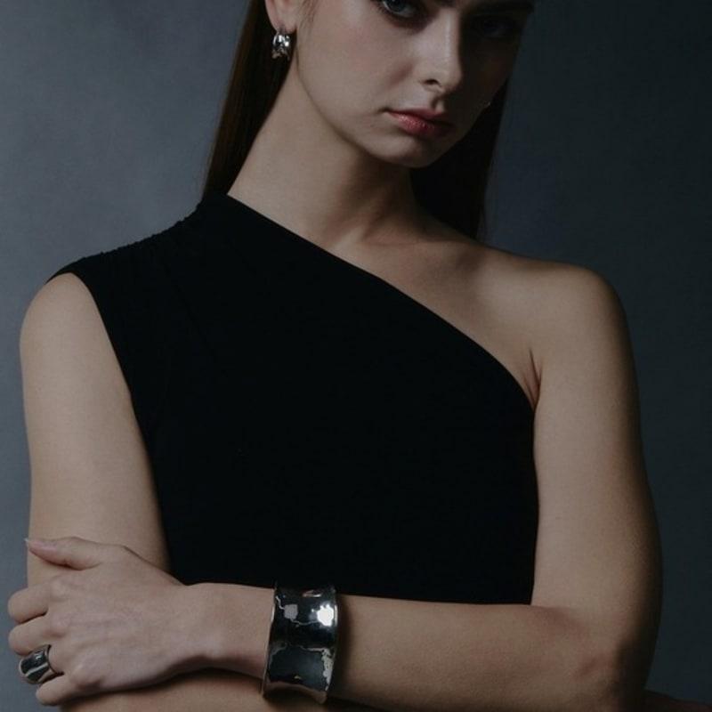 aphrose bold bracelet silver
aphrose bold bracelet silver