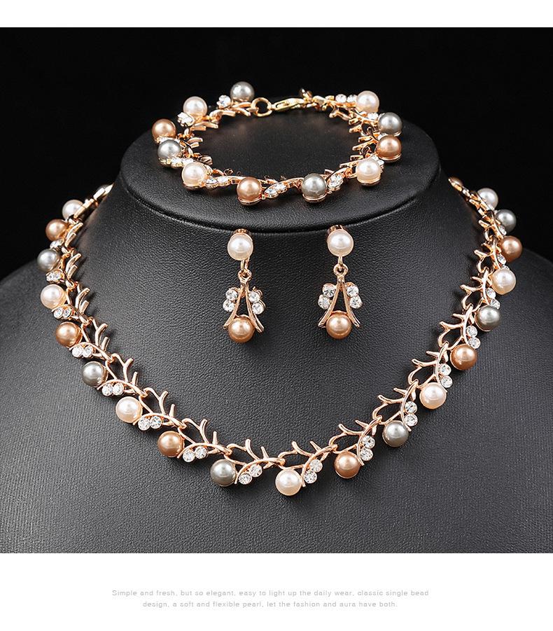 Жемчужное ожерелье, серьги, свадебное платье, универсальные аксессуары, модный маленький и свежий комплект из трех предметов из гальванического сплава
Жемчужное ожерелье, серьги, свадебное платье, универсальные аксессуары, модный маленький и свежий комплект из трех предметов из гальванического сплава