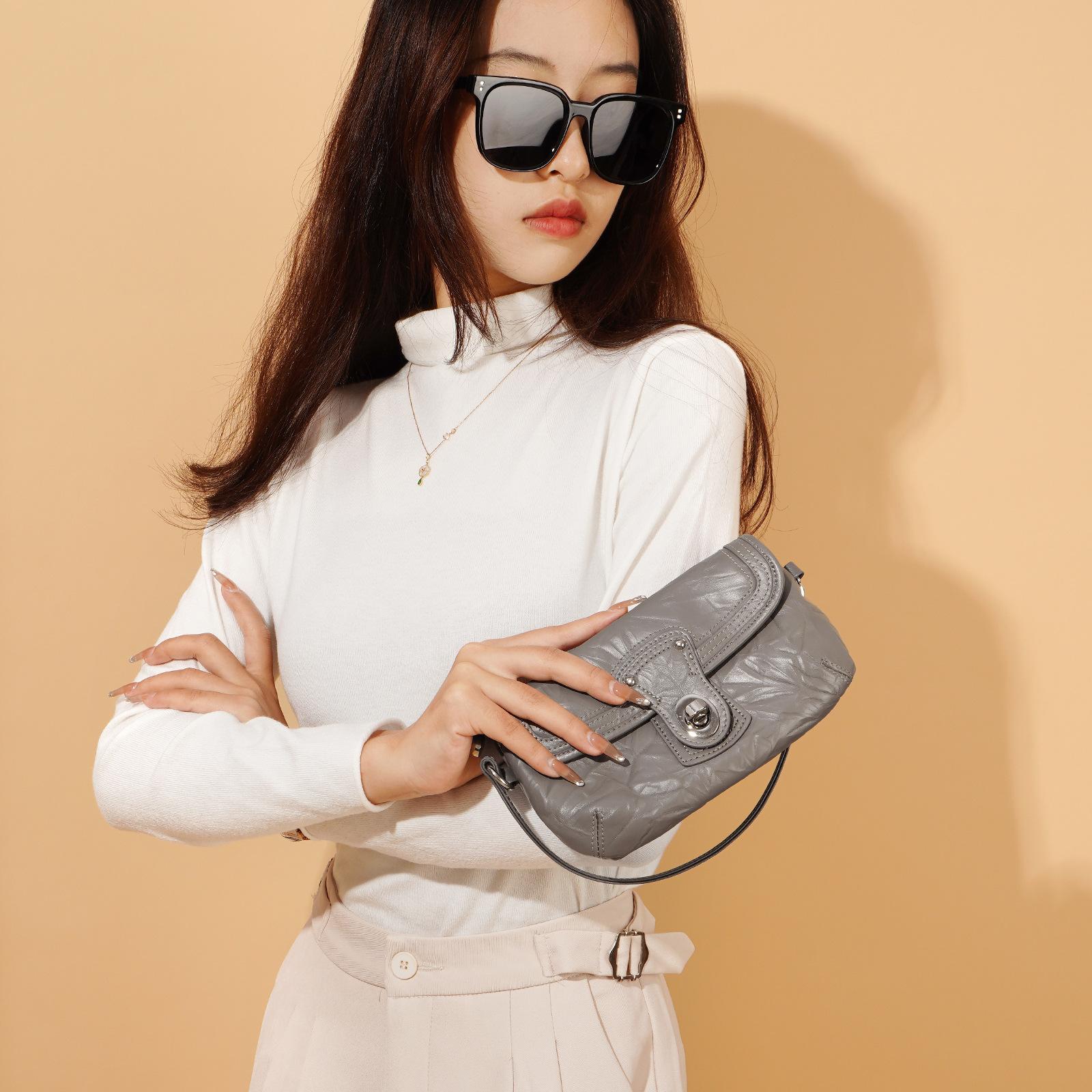 Chain Small Bag Women s New Cowhide High-quality Texture Hand Carry Locomotive Bag Shoulder Messenger Bag
Chain Small Bag Women s New Cowhide High-quality Texture Hand Carry Locomotive Bag Shoulder Messenger Bag